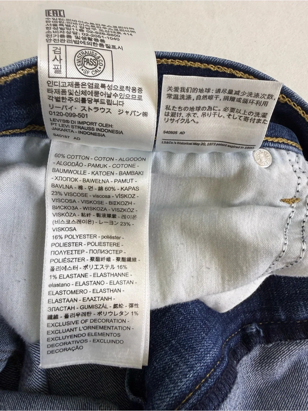 Levi's Women's Mid Rise Classic Straight‎ Medium Wash Blue Jeans